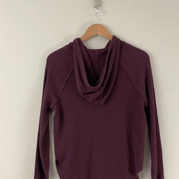 Aritzia TNA Maroon Red Waffle Knit Long Sleeve Hoodie Size XXS - Picture 5 of 6